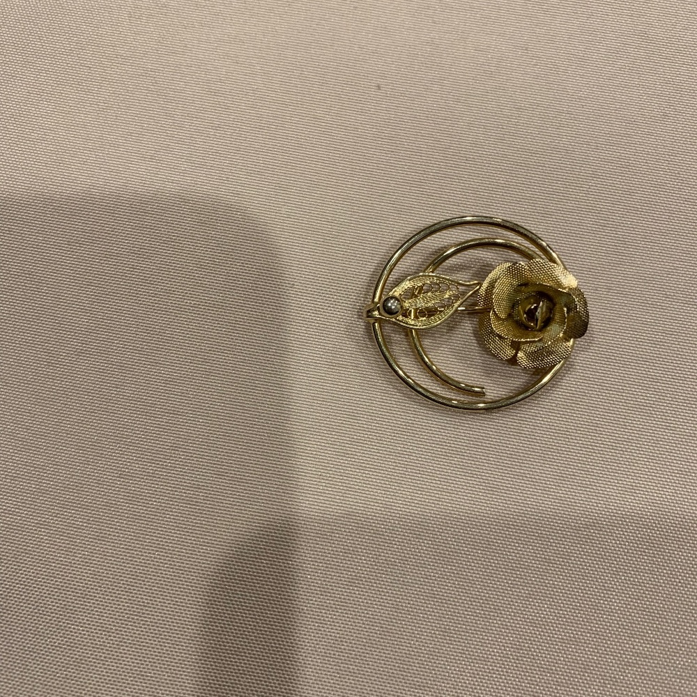 Vintage Sarah Coventry Goldtone Open Work Flower Brooch  1 1/4” x 1 1/8”